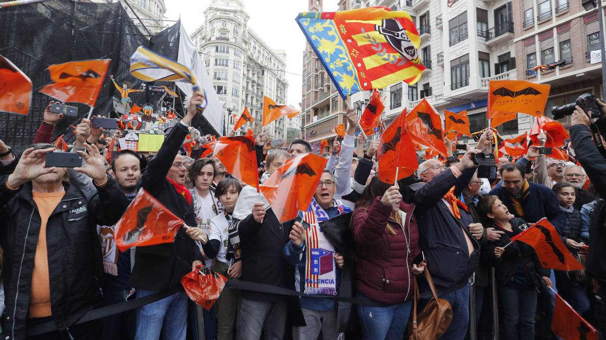 La propietaria de Batman denuncia al Valencia por el logo