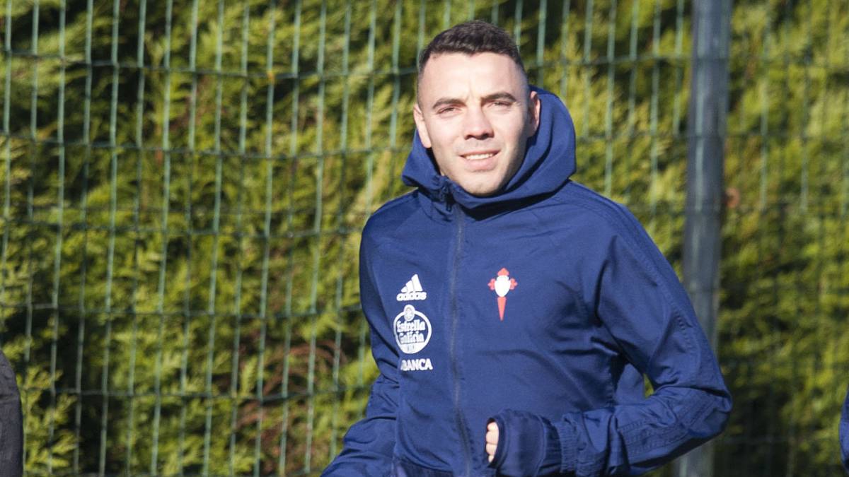 El delantero Iago Aspas corre en uno de los campos de entrenamiento del Celta en A Madroa.