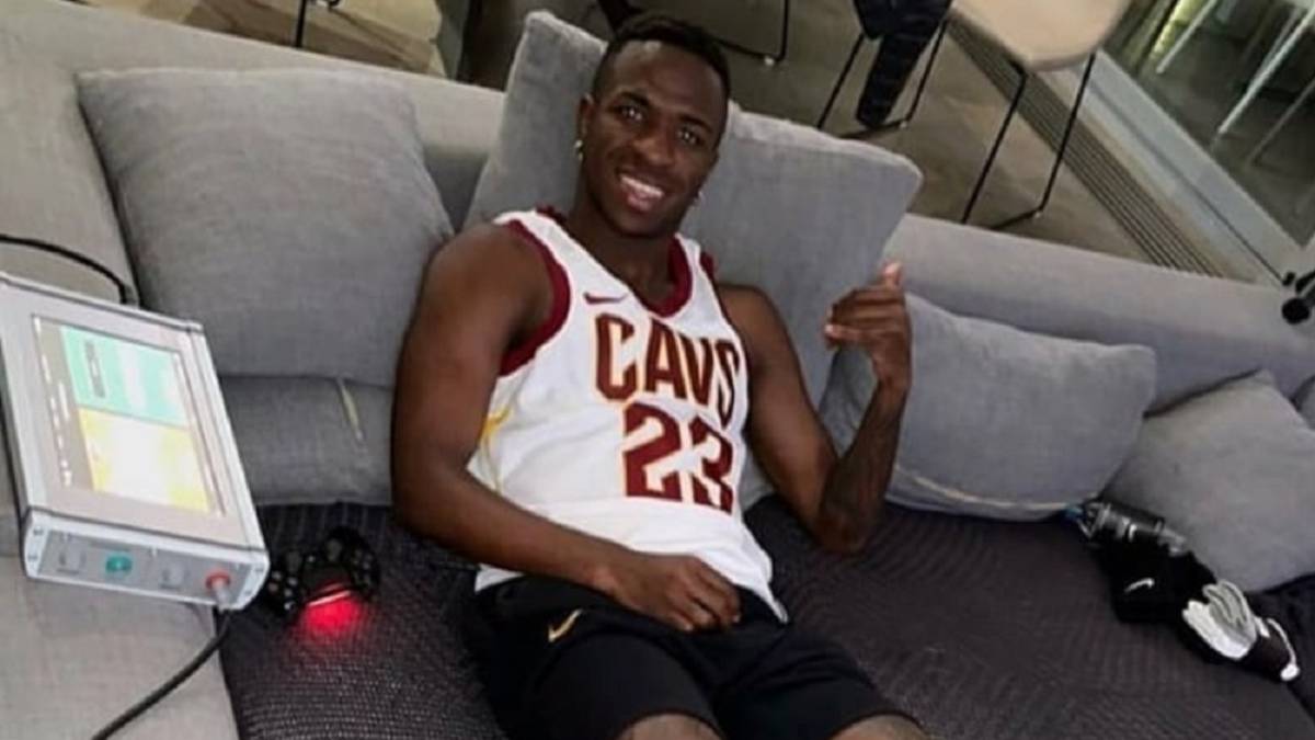 Vinicius, recuperándose en su casa de la lesión sufrida en el Madrid-Ajax.