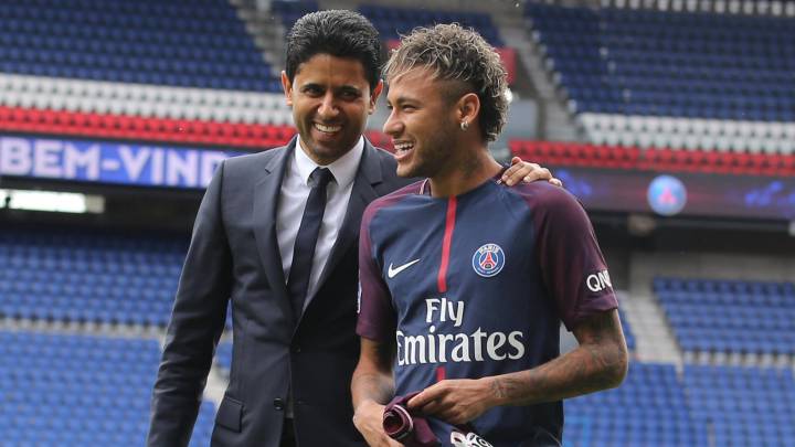 Al-Khelaifi, presidente del PSG, y Neymar, durante la presentación del brasileño.