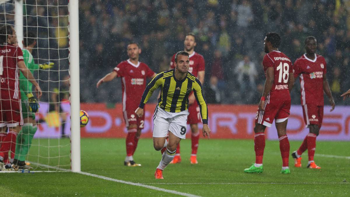 Soldado confirma una cláusula para renovar automáticamente