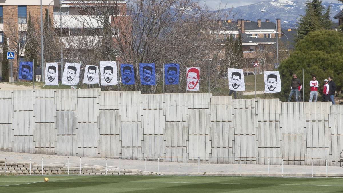 Fan banners support Simeone during diluted Atlético training
