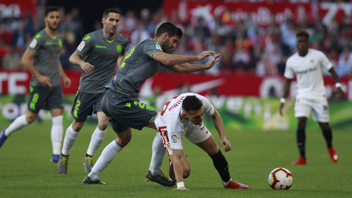 Zaldua pugna por un balón con Munir