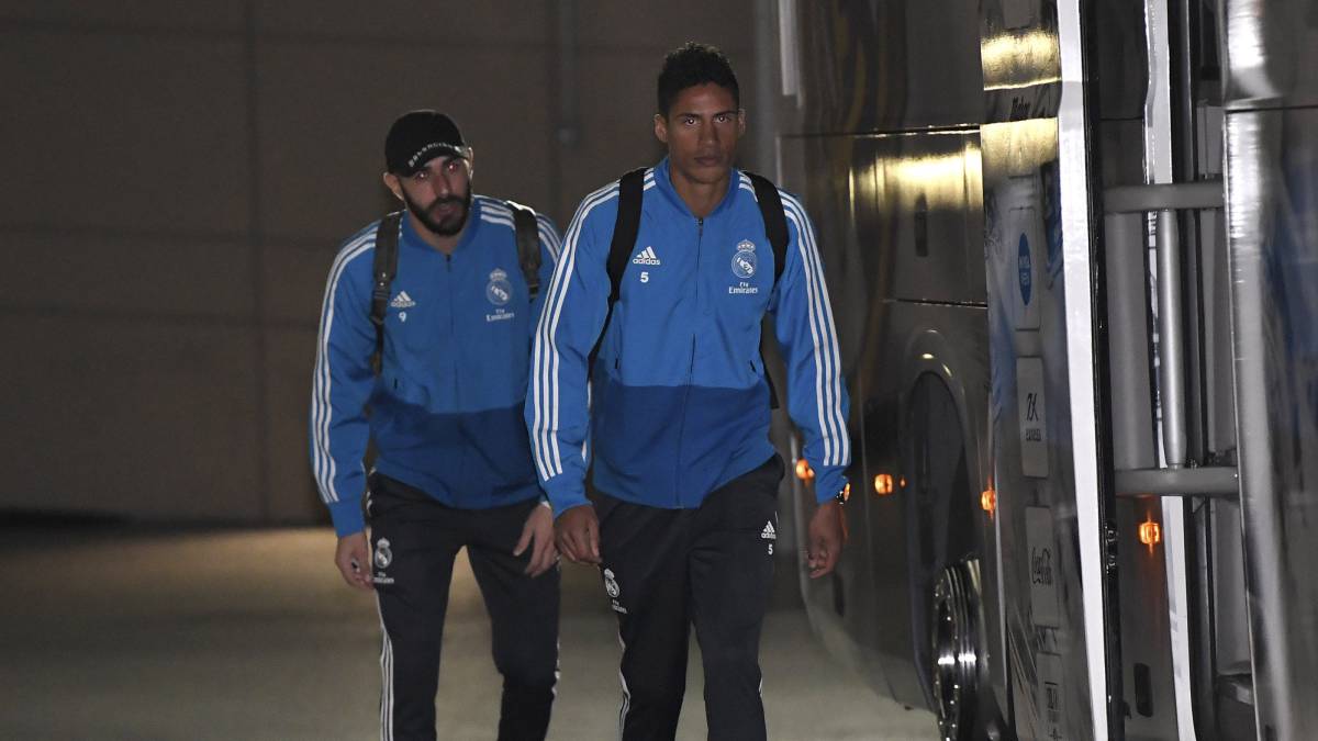 Varane, junto a Benzema, en una concentración del Real Madrid.