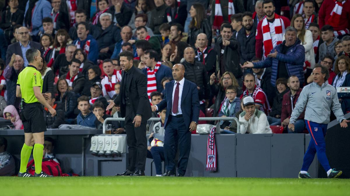 Jaime Latre expulsa al Profe Ortega durante el Athletic-Atlético (2-0).