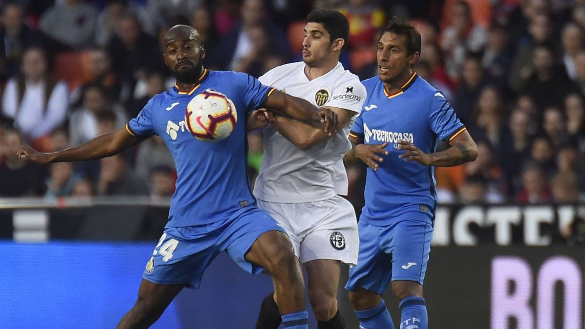 Foulquier disputa un balón con Guedes en el partido entre Valencia y Getafe.