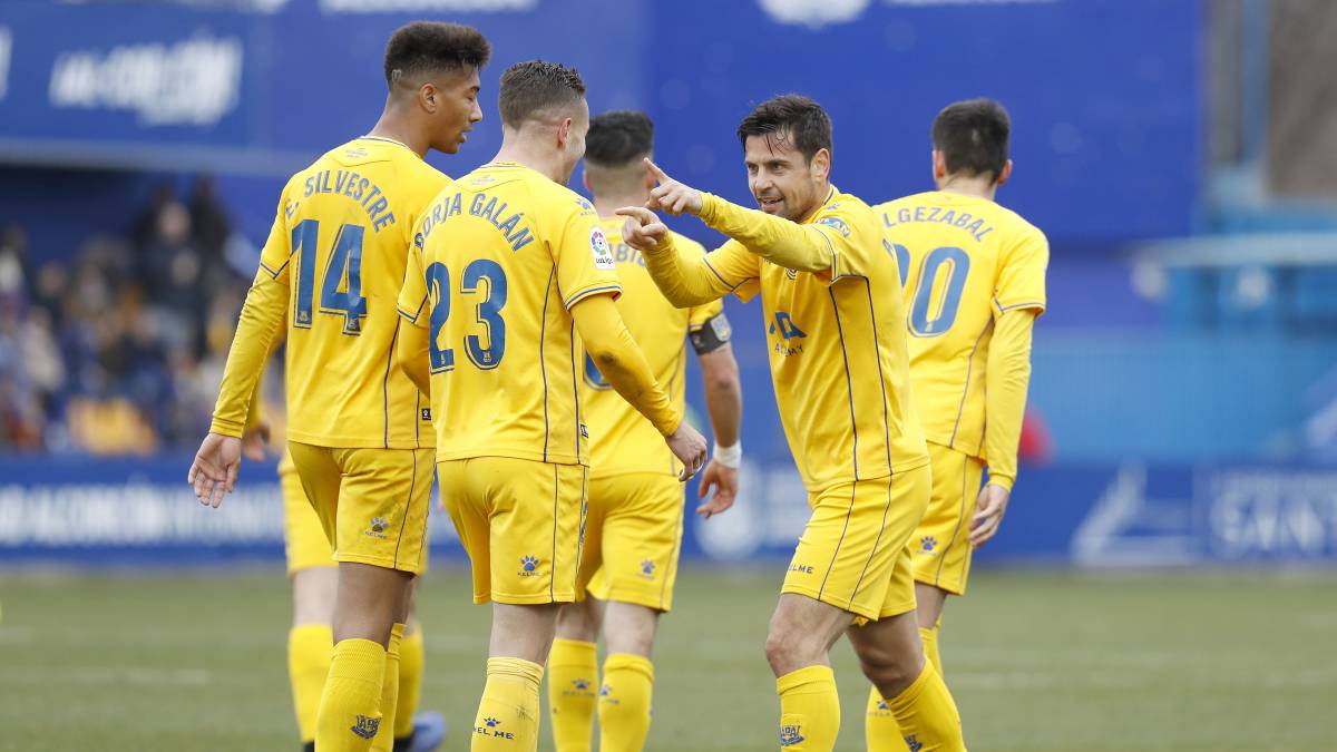 Los futbolistas del Alcorcón celebran un gol.