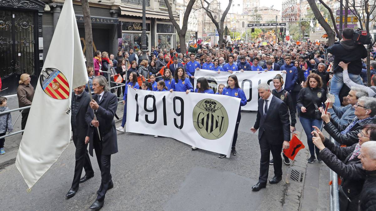 Ricardo Arias, con la bandera fundacional en la procesión cívica del lunes.