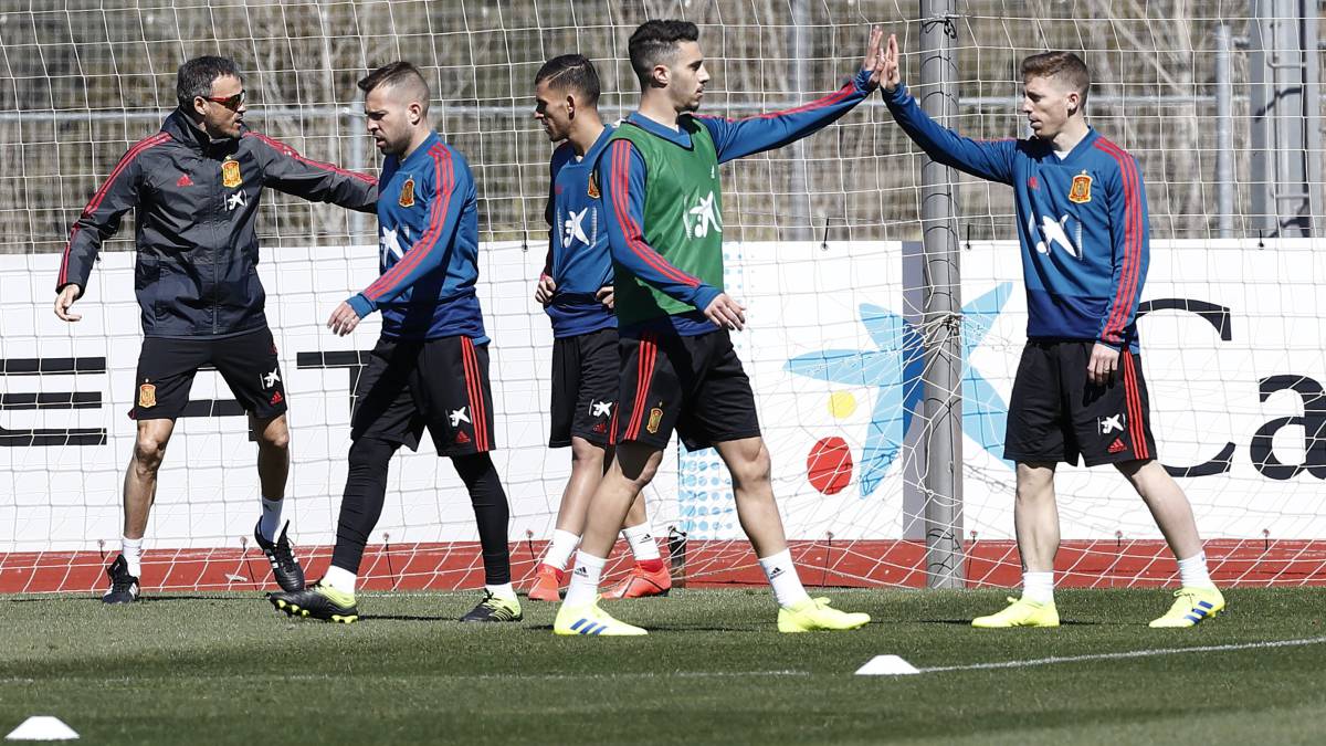 Los futbolistas de la Selección, entrenándose en Las Rozas (Madrid)