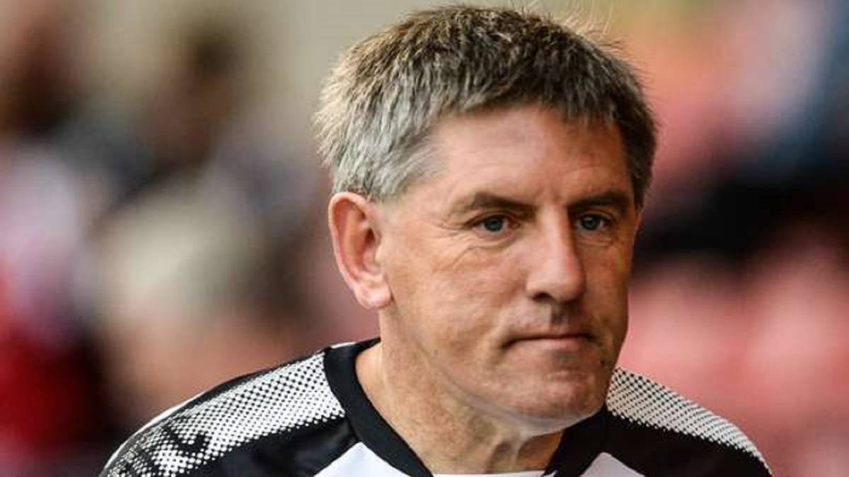 La FA acusa a Peter Beardsley de utilizar lenguaje racista
