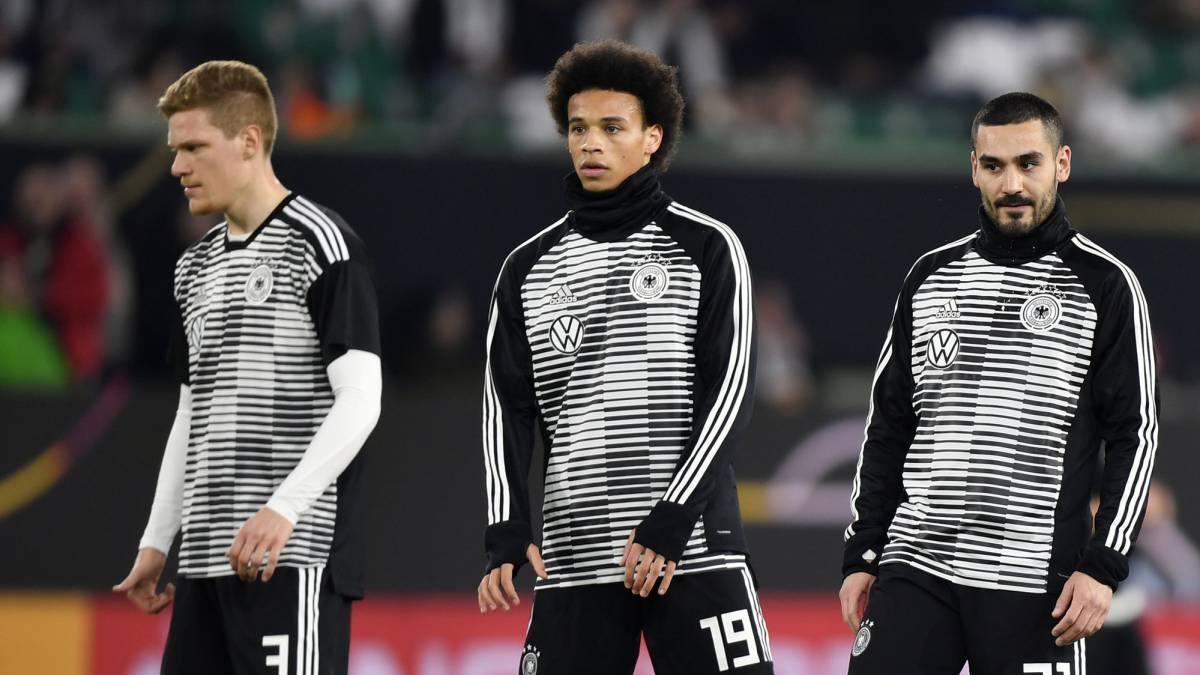 Halstenberg, junto a Sané y Gundogan en un entrenamiento con Alemania