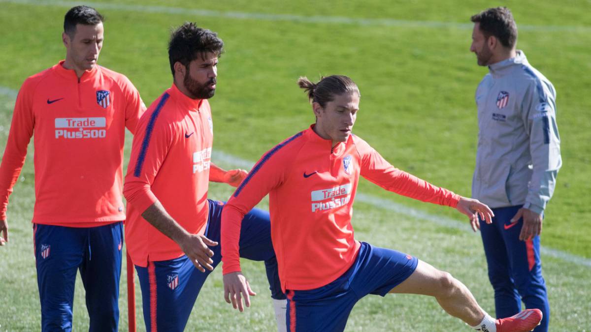 Filipe Luis y Diego Costa en el entrenamiento del Atlético de Madrid.