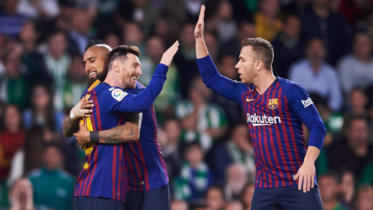 Arthur celebra un gol con Leo Messi, en el partido entre Barcelona y Betis.
