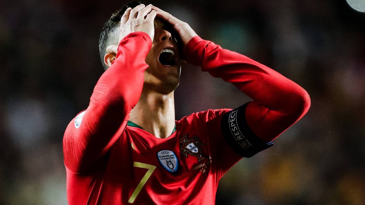 Cristiano Ronaldo lamenta su lesión en el empate ante Serbia.