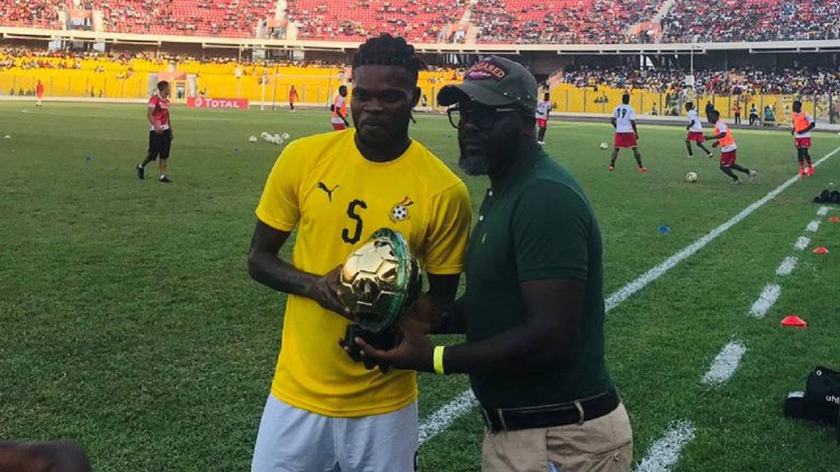 El atlético Thomas recibe de Kuffour el premio por formar parte del Once Africano del Año 2018