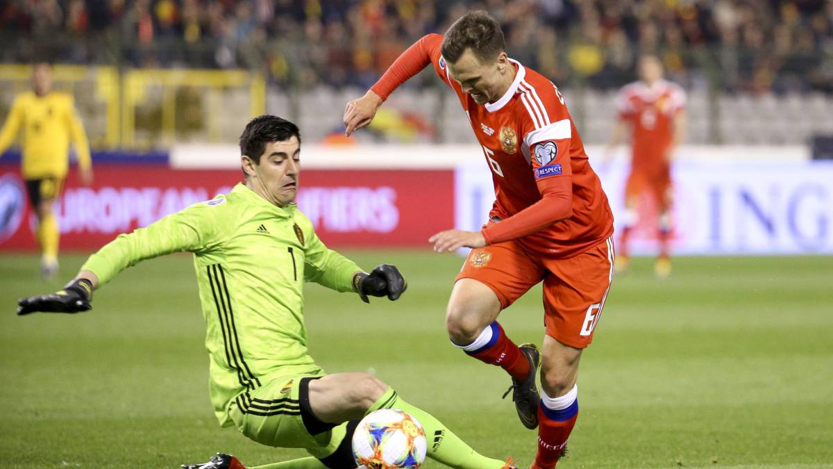 Courtois cantó en el Bélgica-Rusia.