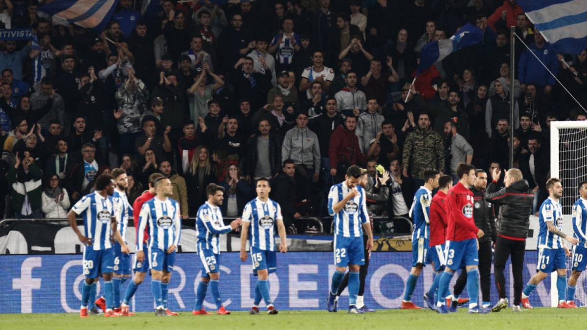 Los jugadores del Deportivo saludan a la afición tras el partido con el Almería