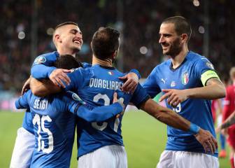 Italia marca seis goles por primera vez desde 1993