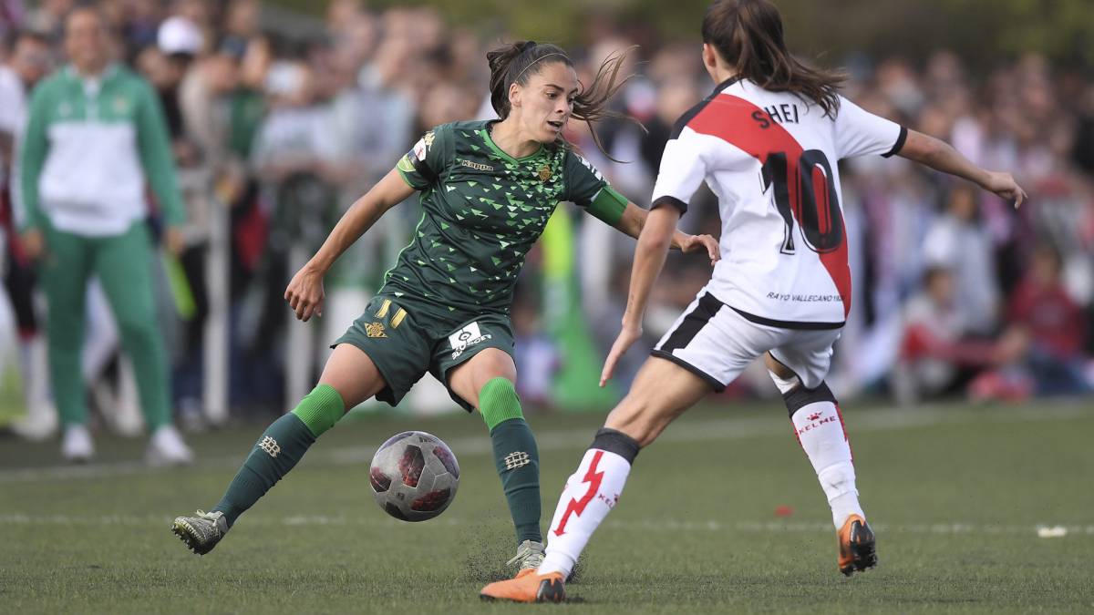 Rosa Márque y Sheila, jugadoras del Betis y Rayo Vallecano.