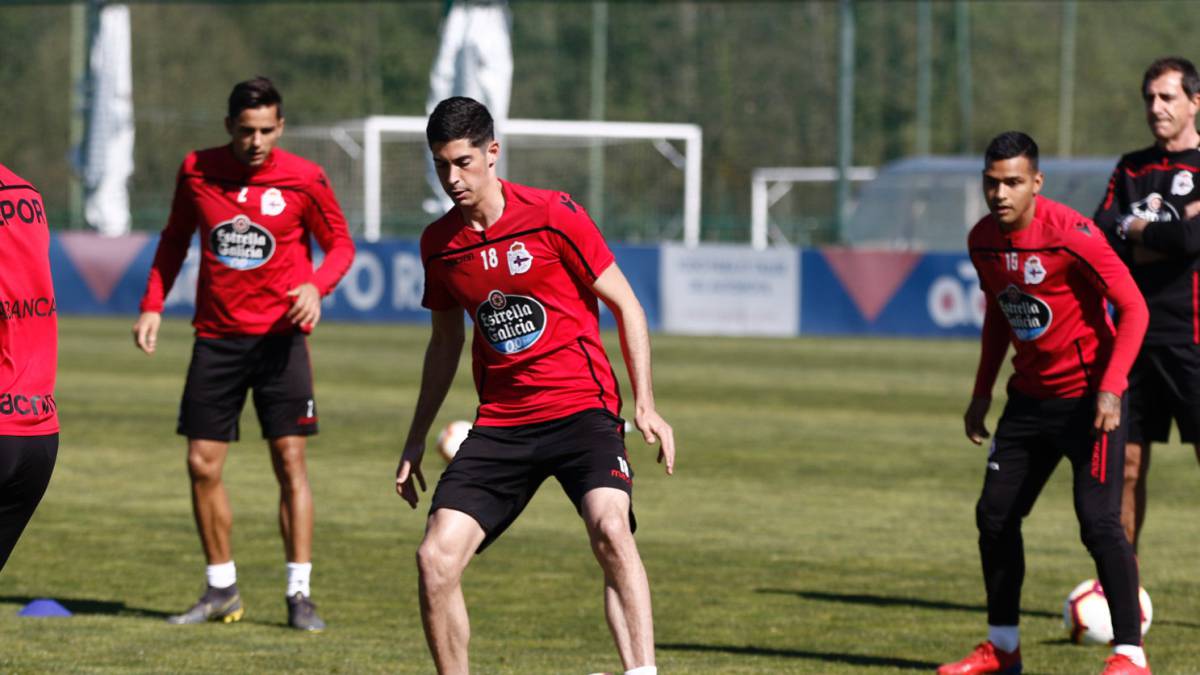 Carlos Fernández toca el balón en un entrenamiento con el Deportivo