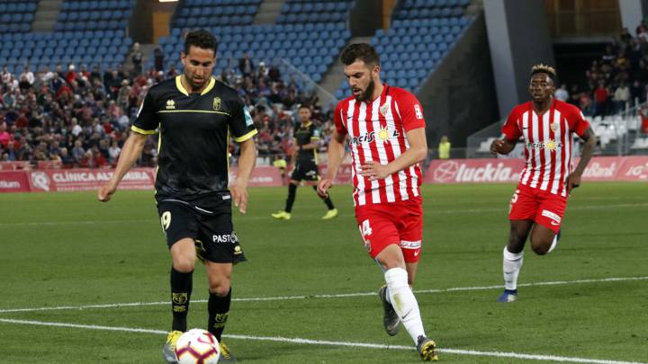 Luis Rioja disputa un balón con Montero en el partido entre Almería y Granada.