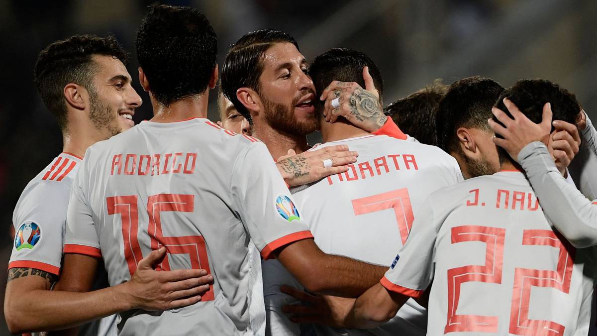 Los jugadores de España celebran un gol