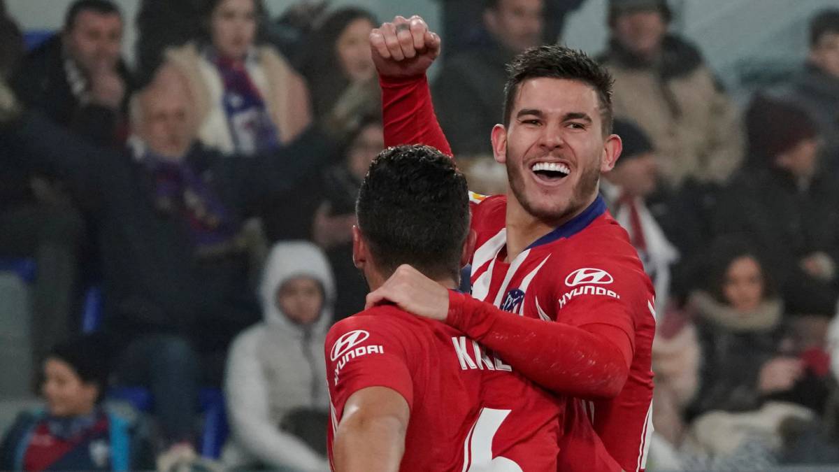 Lucas Hernández celebra con Koke su gol al Huesca esta temporada: no volverá a vestir rojiblanco. Ya se ha ido a Alemania, al Bayern.