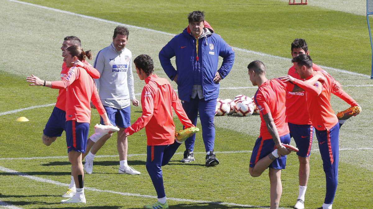 Lucas, último canterano en irse, estirando en una sesión del Atlético de Madrid ante el Cholo.
