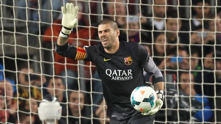 Víctor Valdés, en el momento de sufrir la lesión en el que sería su último partido como portero del Barcelona.