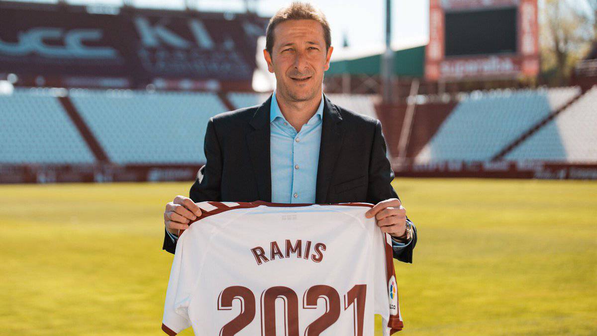Luis Miguel Ramis, que ha renovado como entrenador del Albacete Balompié hasta 2021, sobre el césped del Carlos Belmonte.