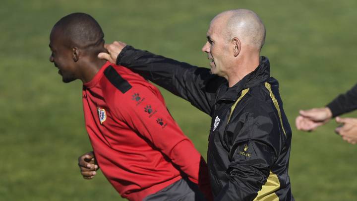 Paco Jémez, junto a Kakuta.