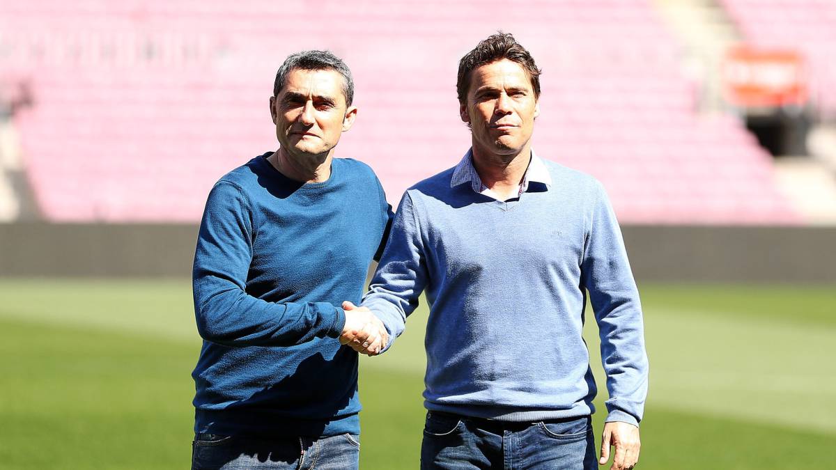 Rubi y Valverde se saludan en el césped del Camp Nou en la previa del derbi catalán.