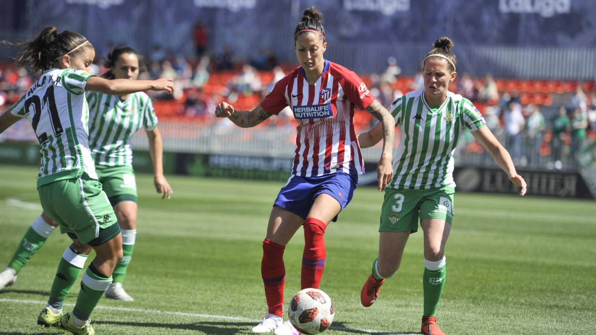 Jennifer Hermoso ante la presión de varias jugadoras del Betis.