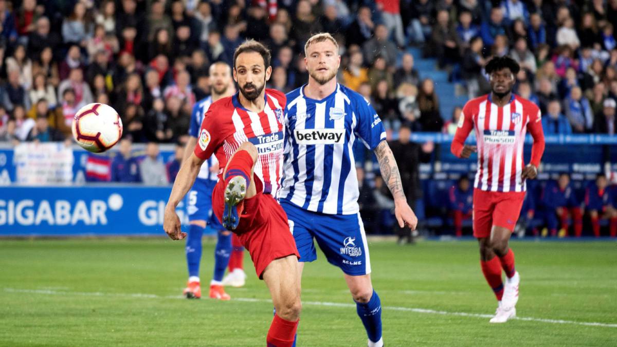 Juanfran intenta despejar y toca involuntariamente con la mano