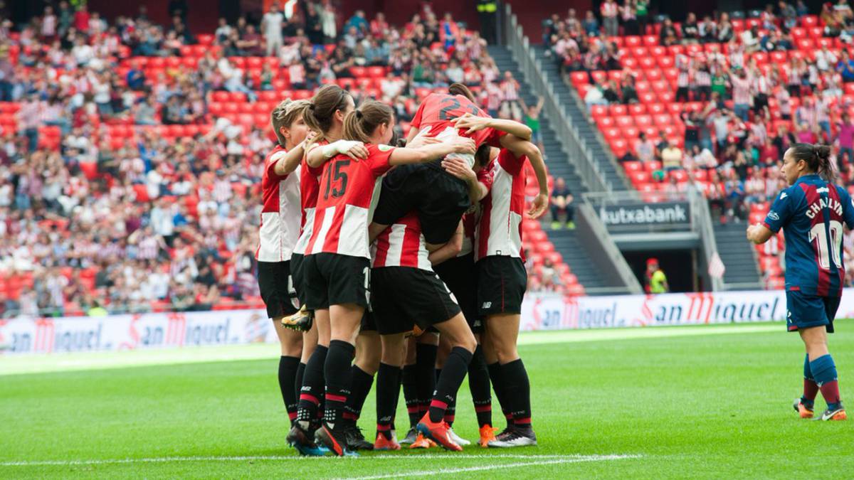 Las jugadoras del Athletic celebran el gol de Gimbert en San Mamés.