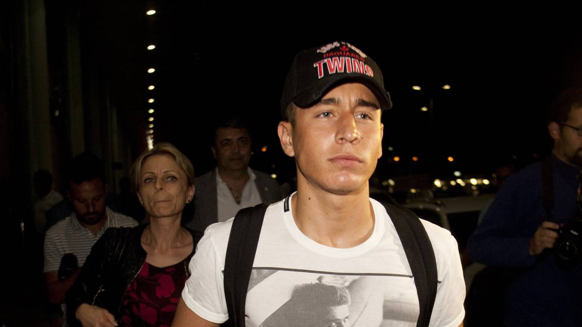 El extremo turco Emre Mor camina por el aeropuerto vigués de Peinador.