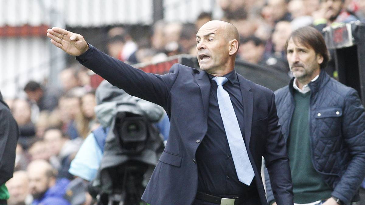 Paco Jémez, dando indicaciones en el Rayo Vallecano-Betis.