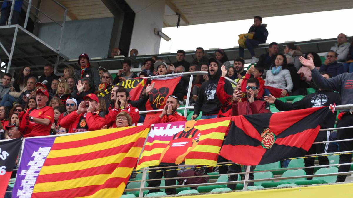 Los aficionados del Mallorca animan a su equipo en el partido ante el Córdoba.