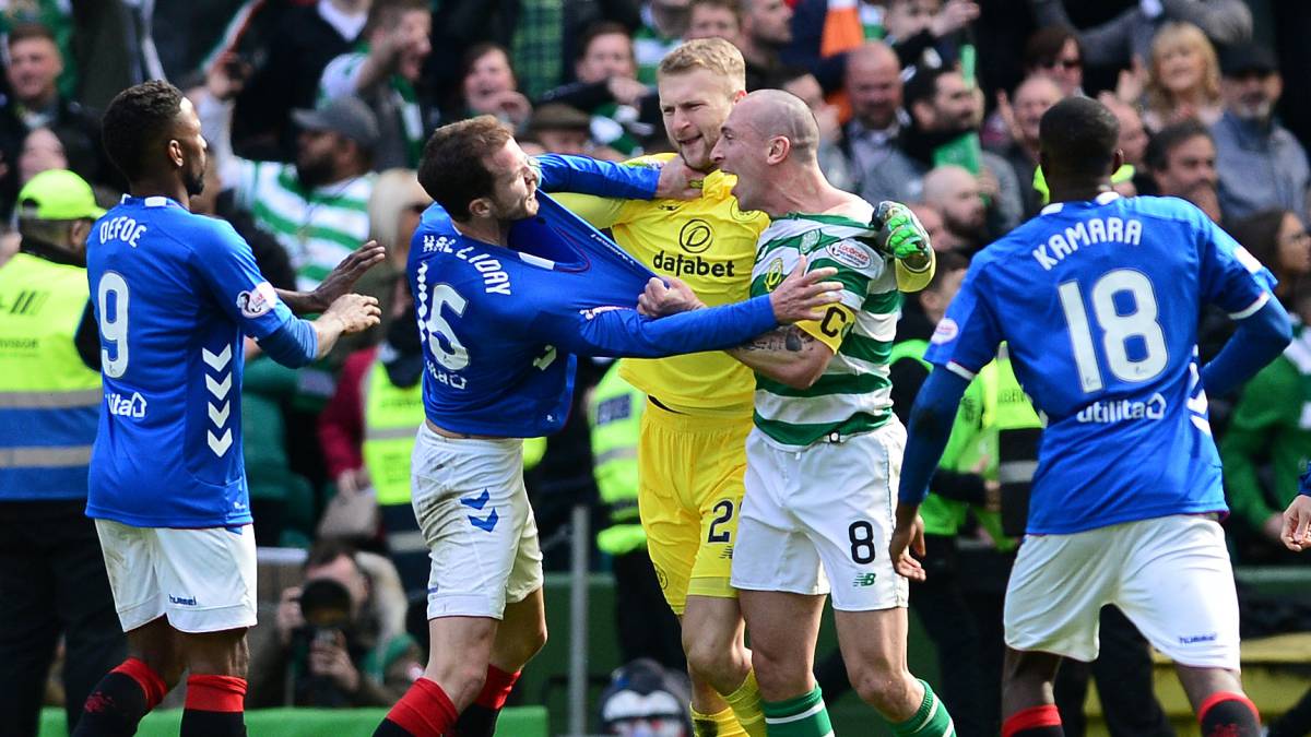 Los jugadores de Rangers y Celtic, enfrentándose durante el partido.
