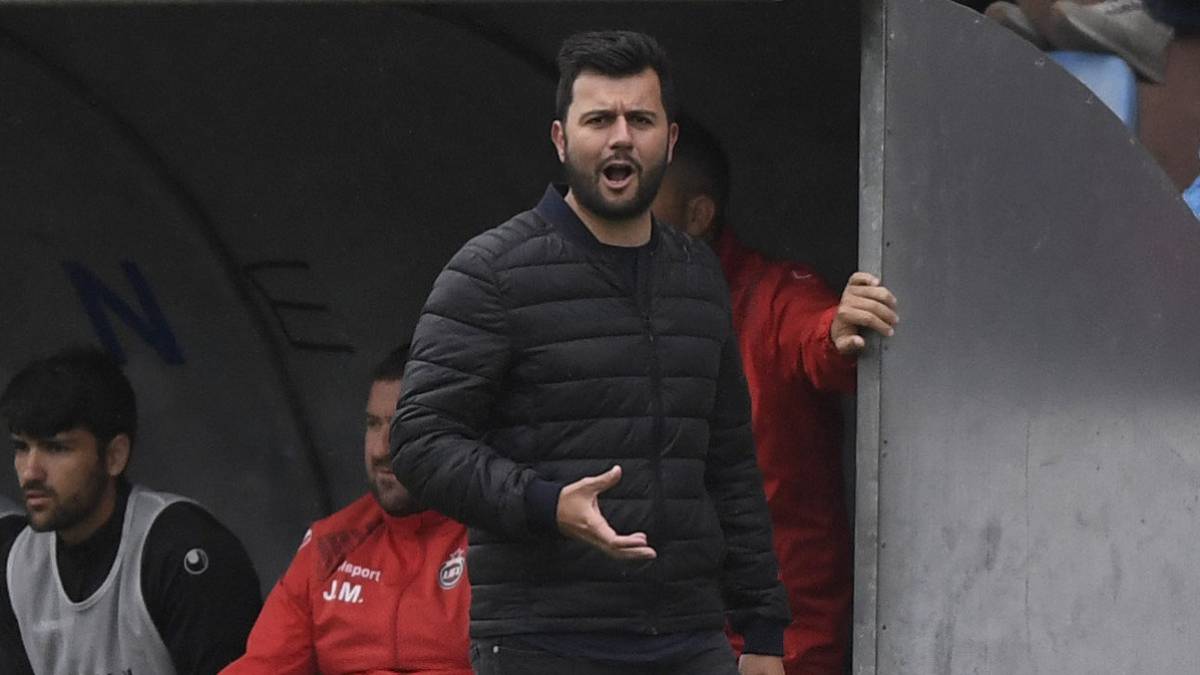 El entrenador Jorge González Rojo, Astu, da instrucciones a los jugadores del Unión Adarve en el partido contra el Coruxo.