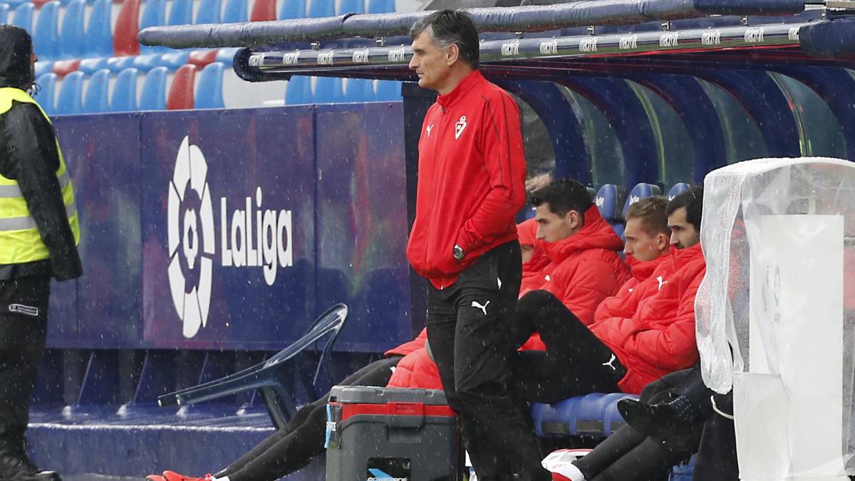 Mendilibar, en el partido entre Levante y Eibar.