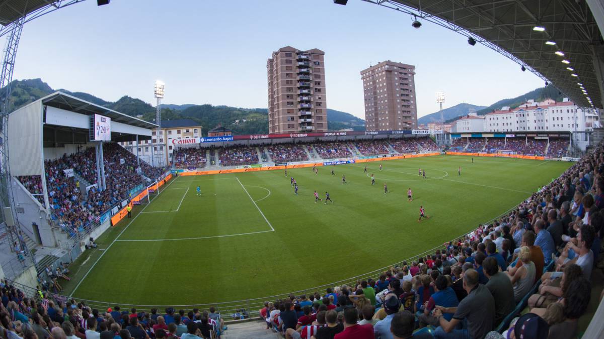 Interior del estadio de Ipurua.