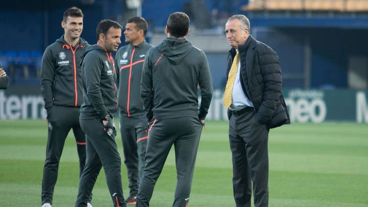 Fernando Roig, con el cuerpo técnico.