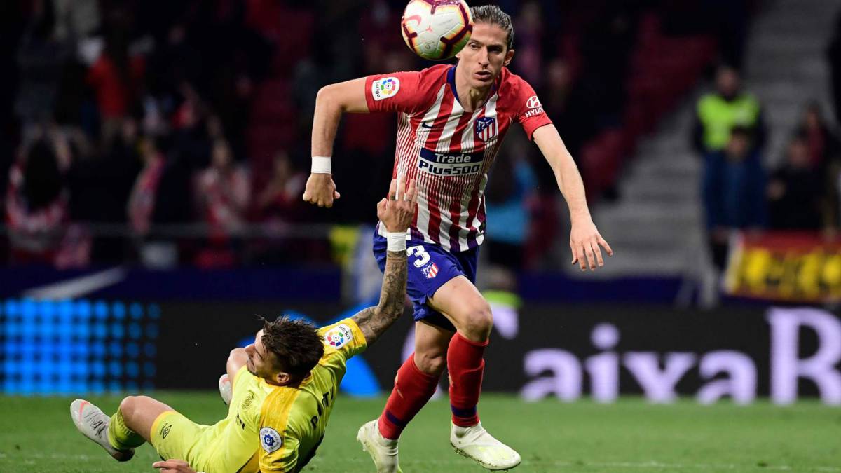 Filipe, cuyo futuro está en el aire, en una acción con Portu en el Atlético de Madrid-Girona.