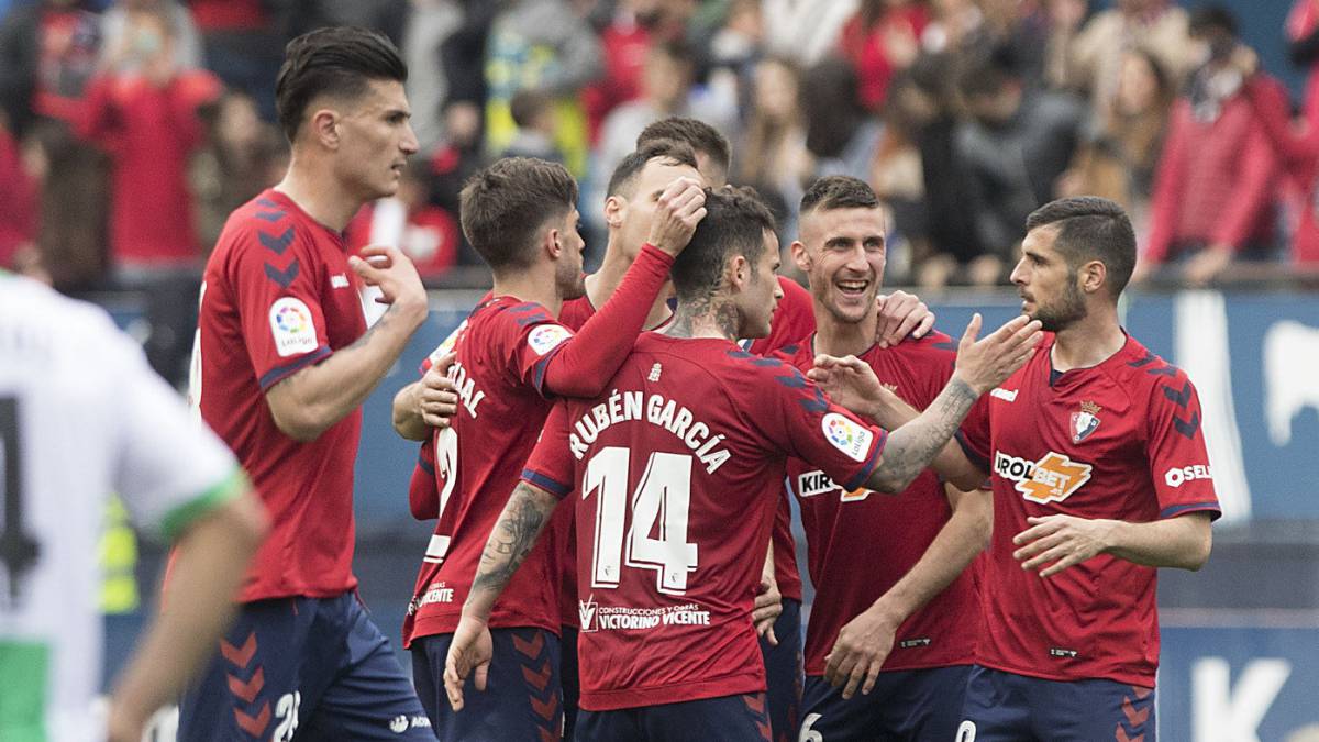 Jugadores de Osasuna celebran un gol al Extremadura
