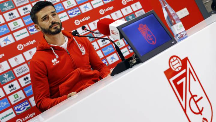 Fran Rico en rueda de prensa con el Granada.