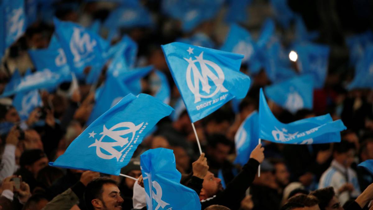 Banderas con el escudo de Marsella durante un partido de Ligue 1 contra el PSG disputado en el estadio Orange Vélodrome en octubre de 2018.