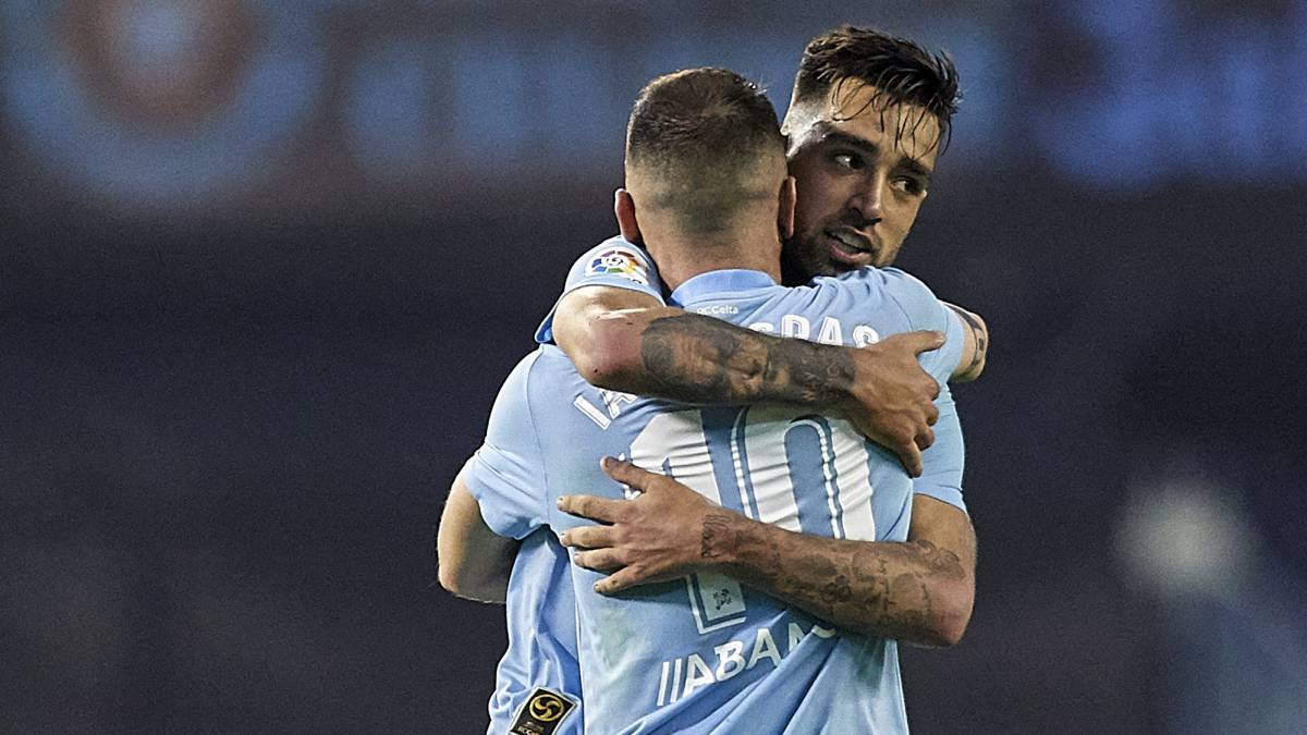 Brais se abraza con Iago Aspas en el partido entre Celta y Villarreal.
