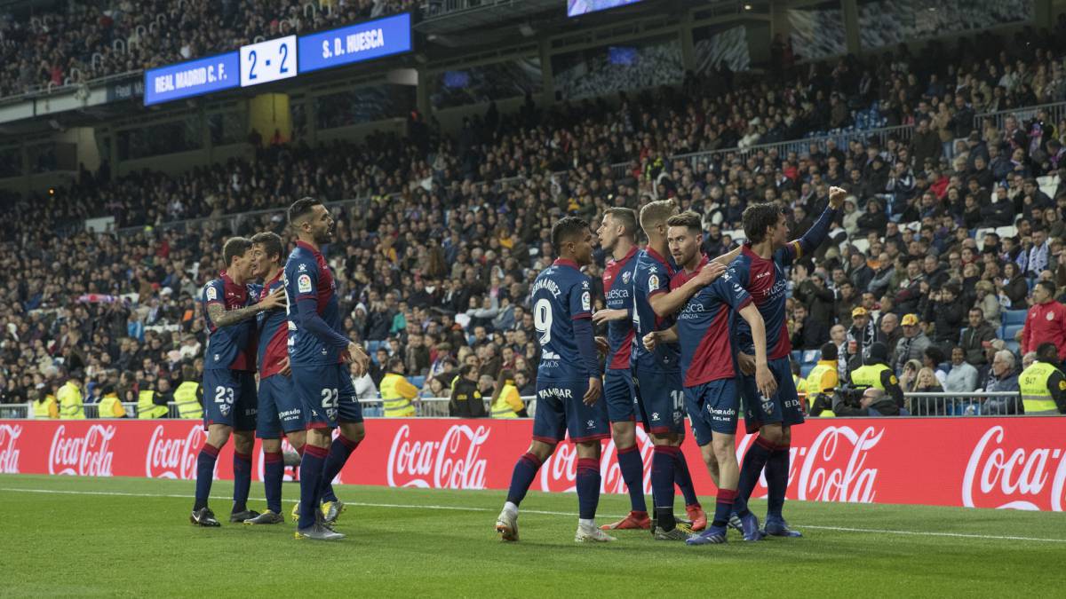 Los jugadores del Huesca celebran uno de los goles en el Bernabéu.