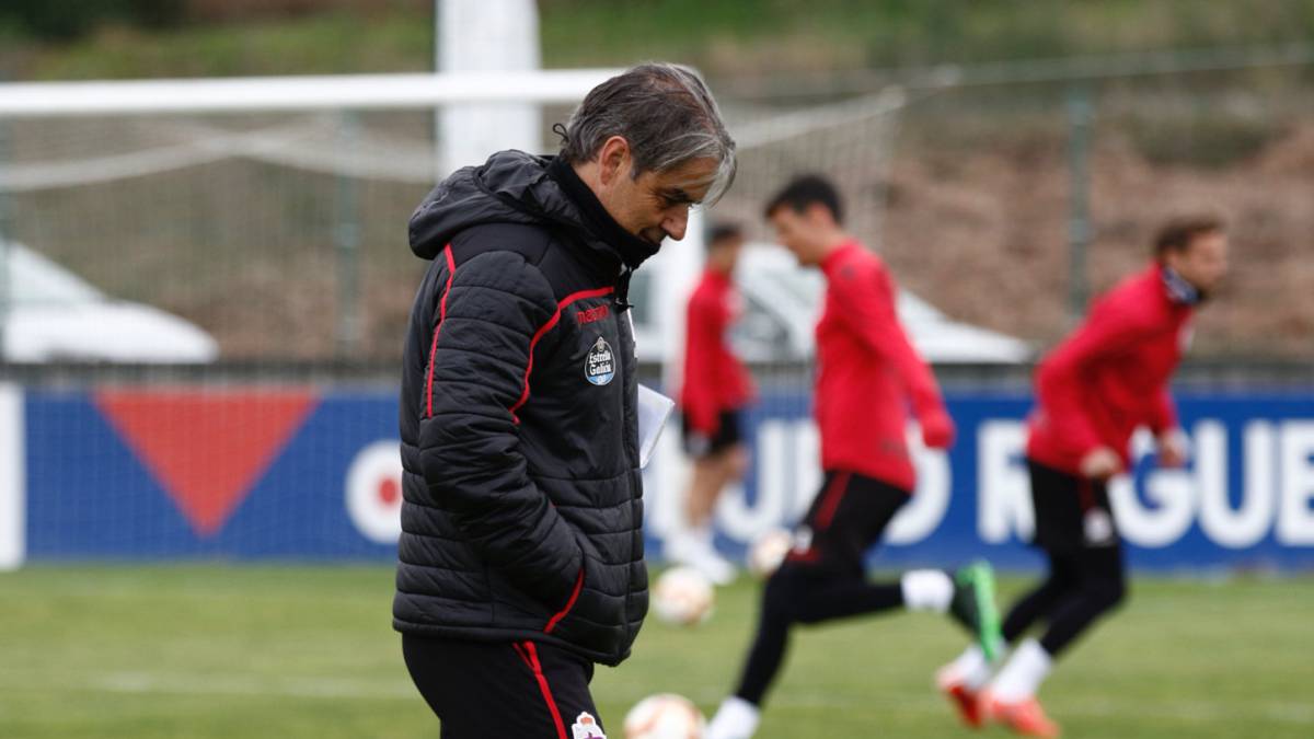 Natxo González en un entrenamiento del Deportivo en Abegondo